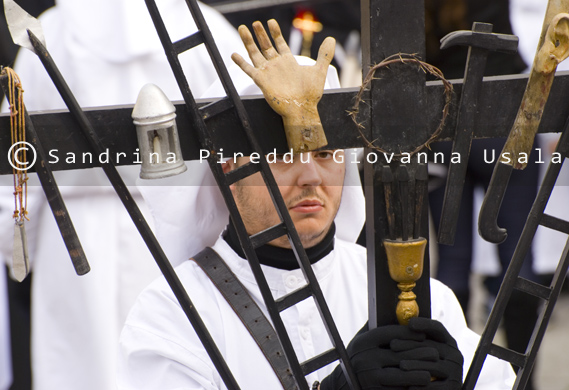 Gli strumenti della Passione di Cristo - Settimana Santa Cagliari - Arciconfraternita del Santissimo Crocifisso Cagliari - Immagine di Sandrina Pireddu e Giovanna Usala